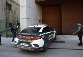 La Guardia Civil traslada a uno de los progenitores a los juzgados de Oviedo.