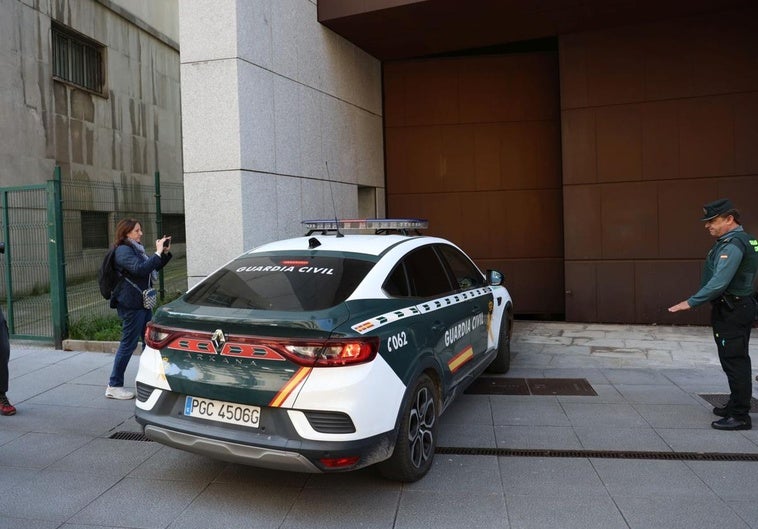 La Guardia Civil traslada a uno de los progenitores a los juzgados de Oviedo.
