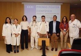 Isabel González Fouces, directora del Hospital Universitario de Cabueñes; Marisa Sánchez, gerente del Área V; Celia Quevedo, Diego de Juan y Ángel Luis Lorenzo, los tres premiados en la XXXI edición del Premio Póster Científico Hospital de Cabueñes; Alejandro Bolao, de la Fundación Mutual Médica; la gerente del Hospital de Jove, Laura García, y el jefe de estudios de Cabueñes, Arturo Martínez.