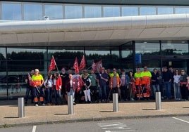 Medio centenar de personas se concentraron en protesta por la supresión del servicio de ambulancia.