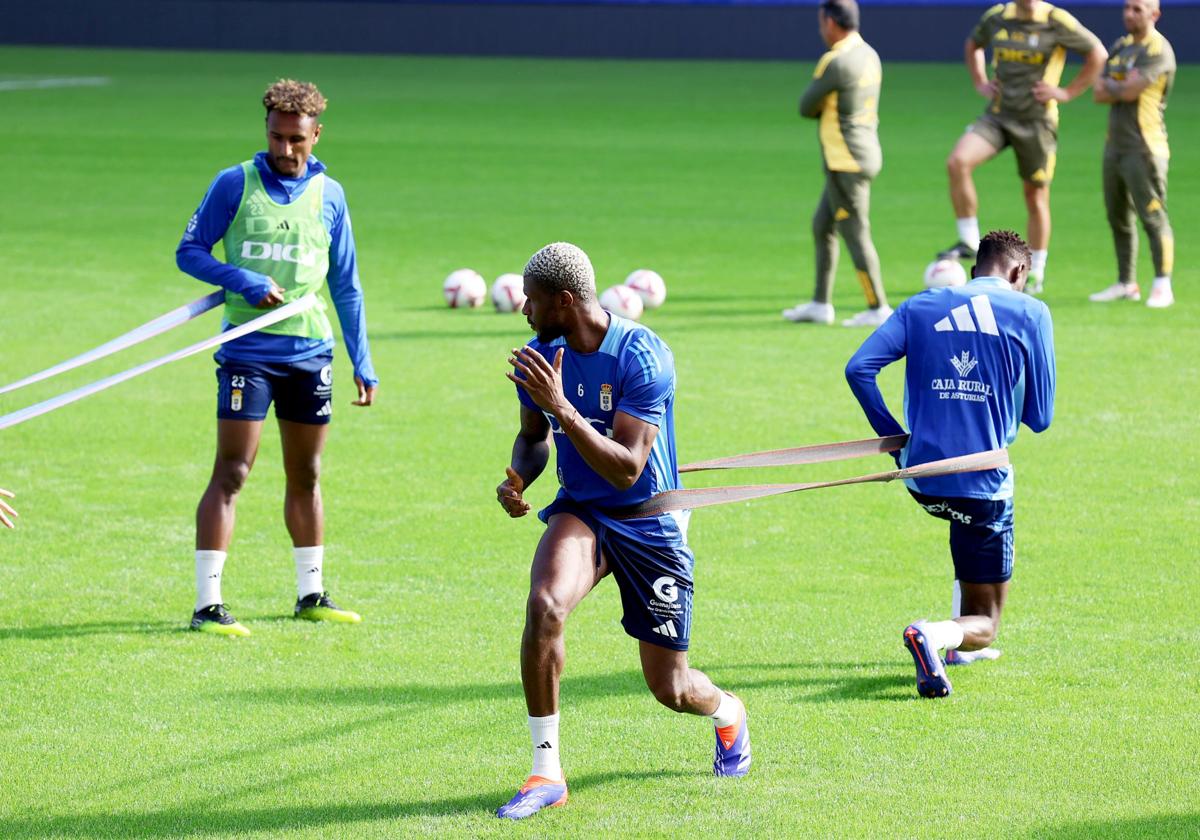 El Real Oviedo sigue recuperando efectivos: Calvo y Sibo ya trabajan con el grupo