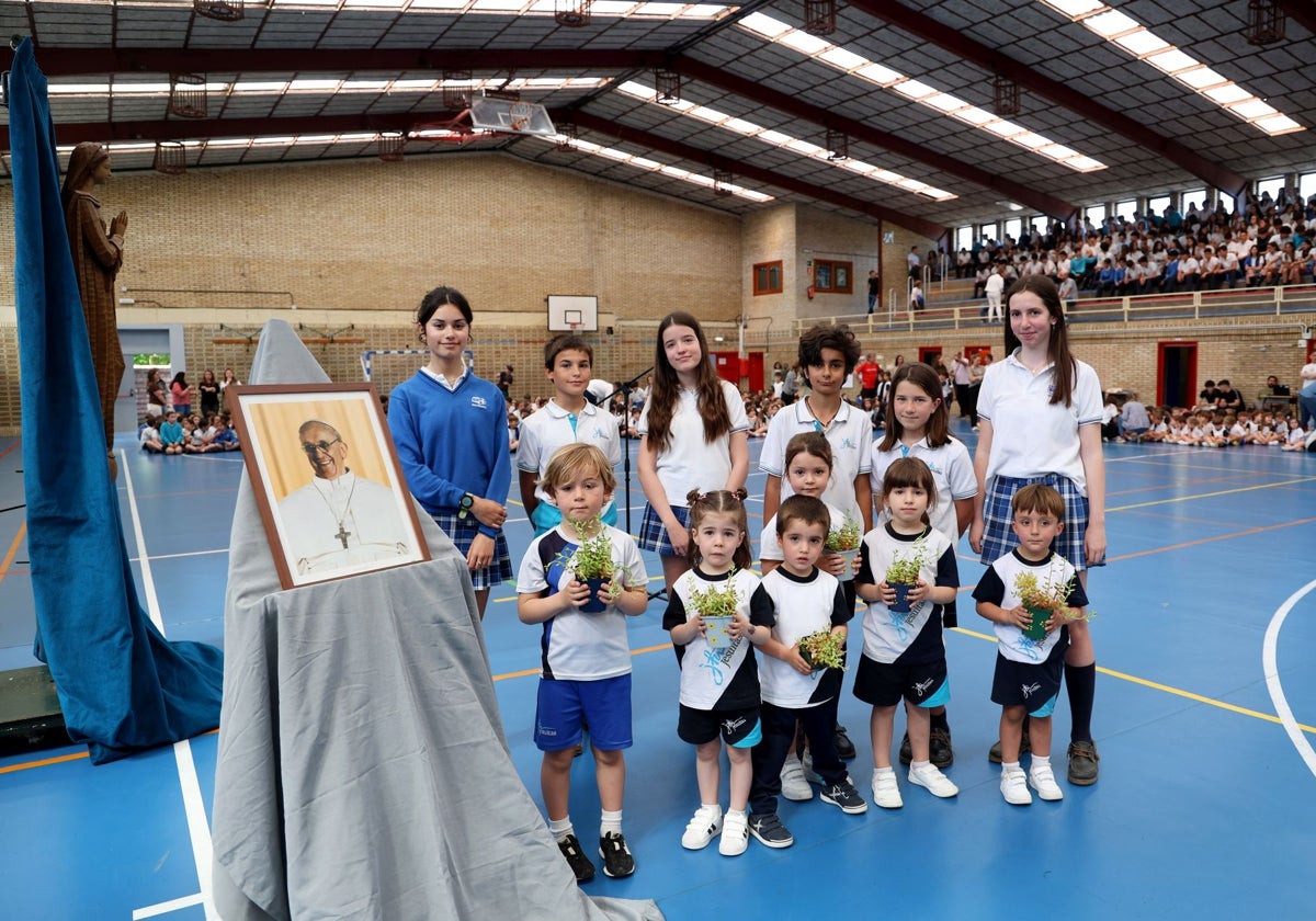 Los alumnos del colegio San Ignacio de Oviedo recuerdan «el legado espiritual» del Papa Francisco