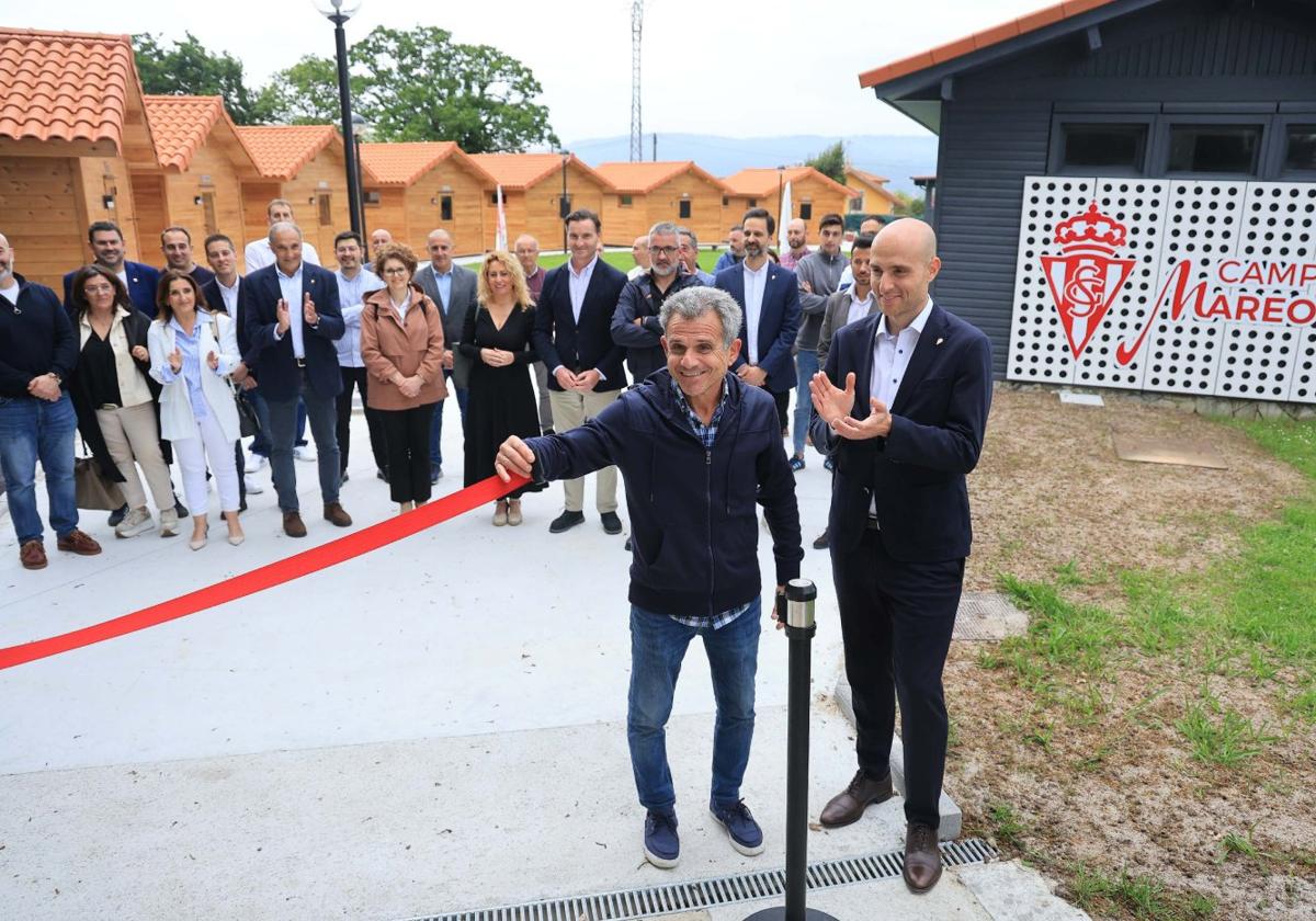 David Guerra, presidente ejecutivo del Sporting de Gijón, junto a Eloy, que da nombre a una de las cabañas, en el acto de presentación de la nueva instalación para el Campus.