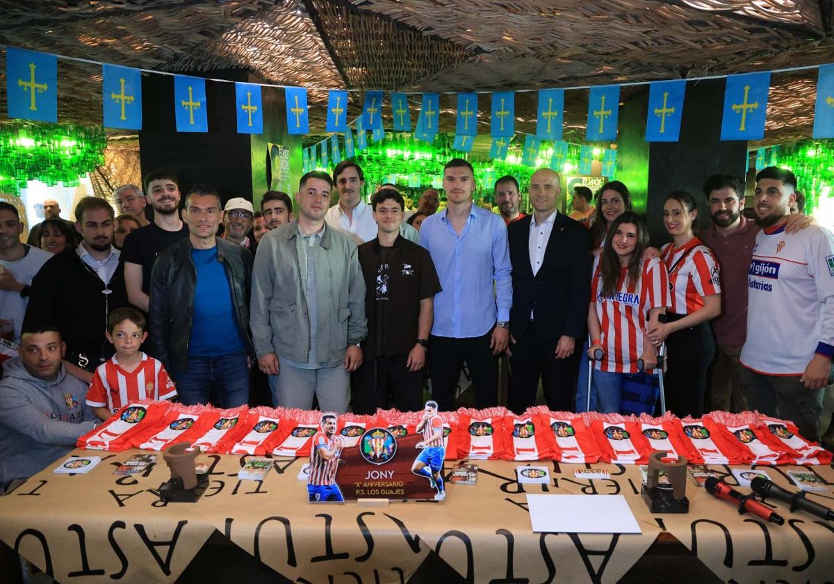 Representantes del club y de Los Guajes, en el acto por el diez aniversario de la peña.