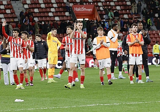 Los jugadores del Sporting saludan al público después de empatar en El Molinón ante el Racing de Santander.