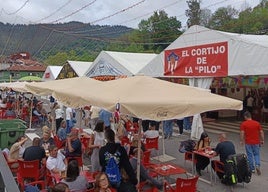 Asistentes a la Feria de Abril de Infiesto.