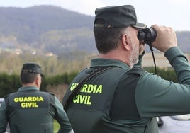 La Guardia Civil vigilando en la zona rural de Grado