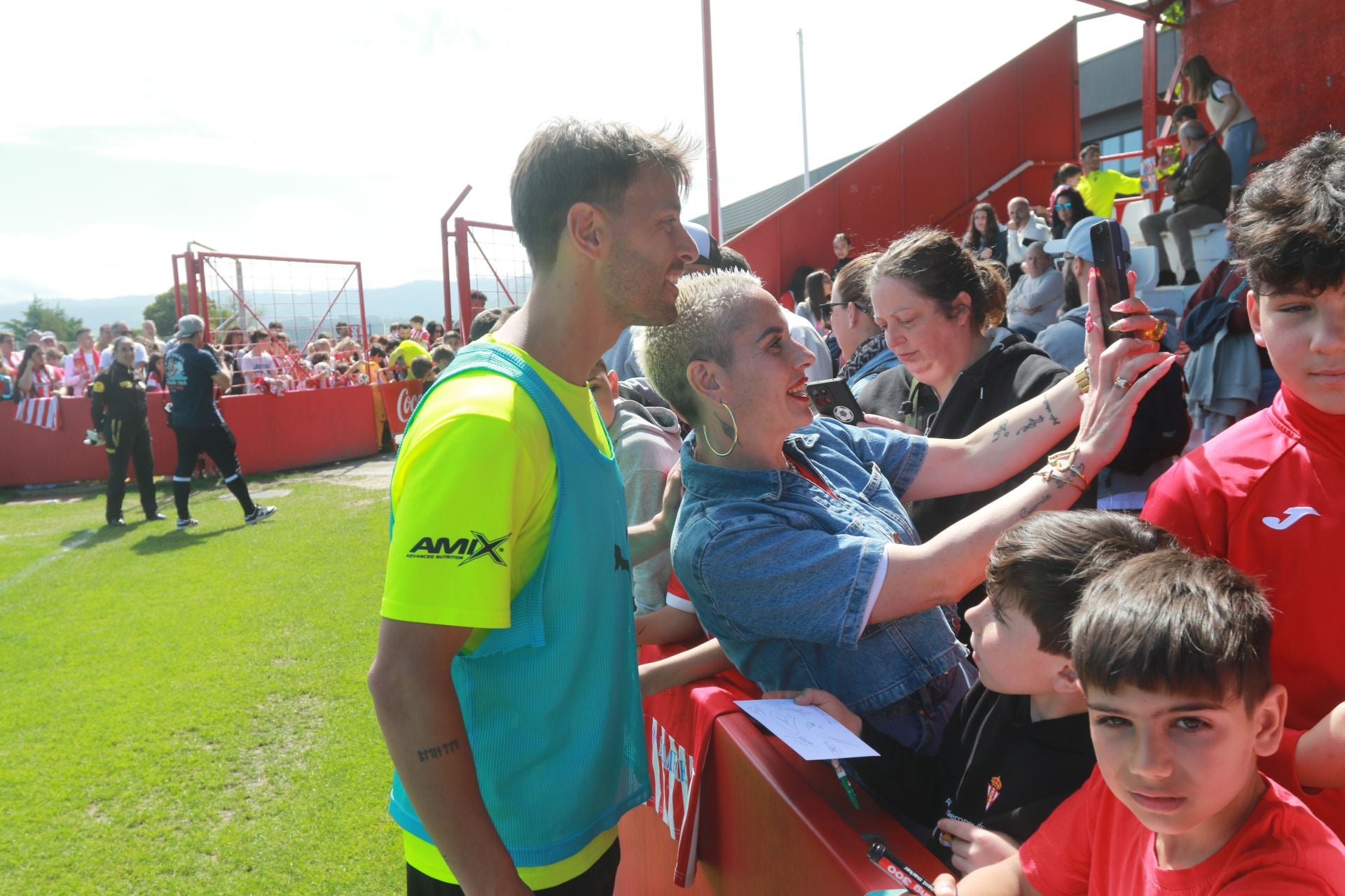 Los jugadores del Sporting de Gijón firman autógrafos a los aficionados