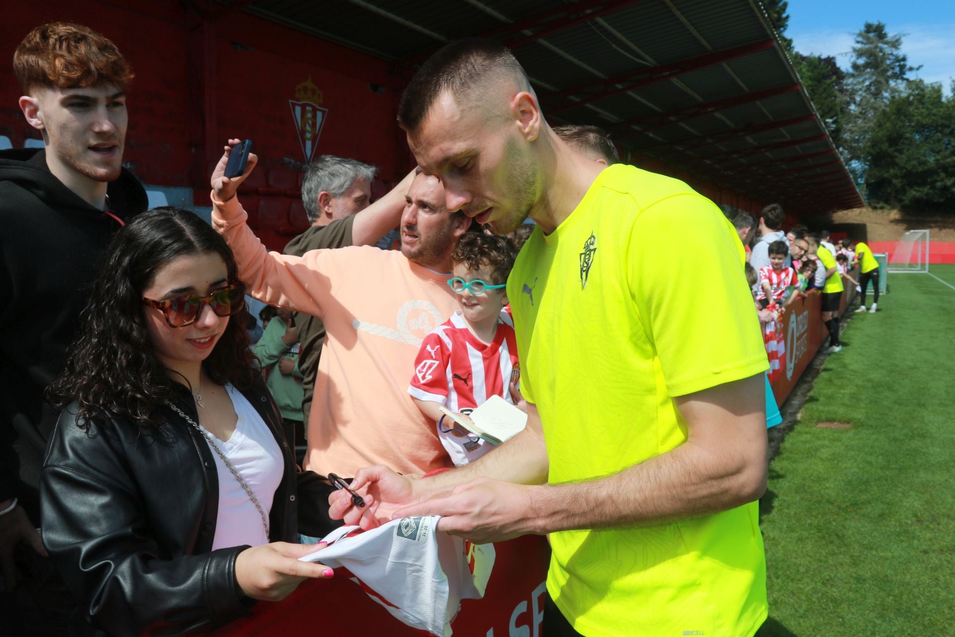 Los jugadores del Sporting de Gijón firman autógrafos a los aficionados