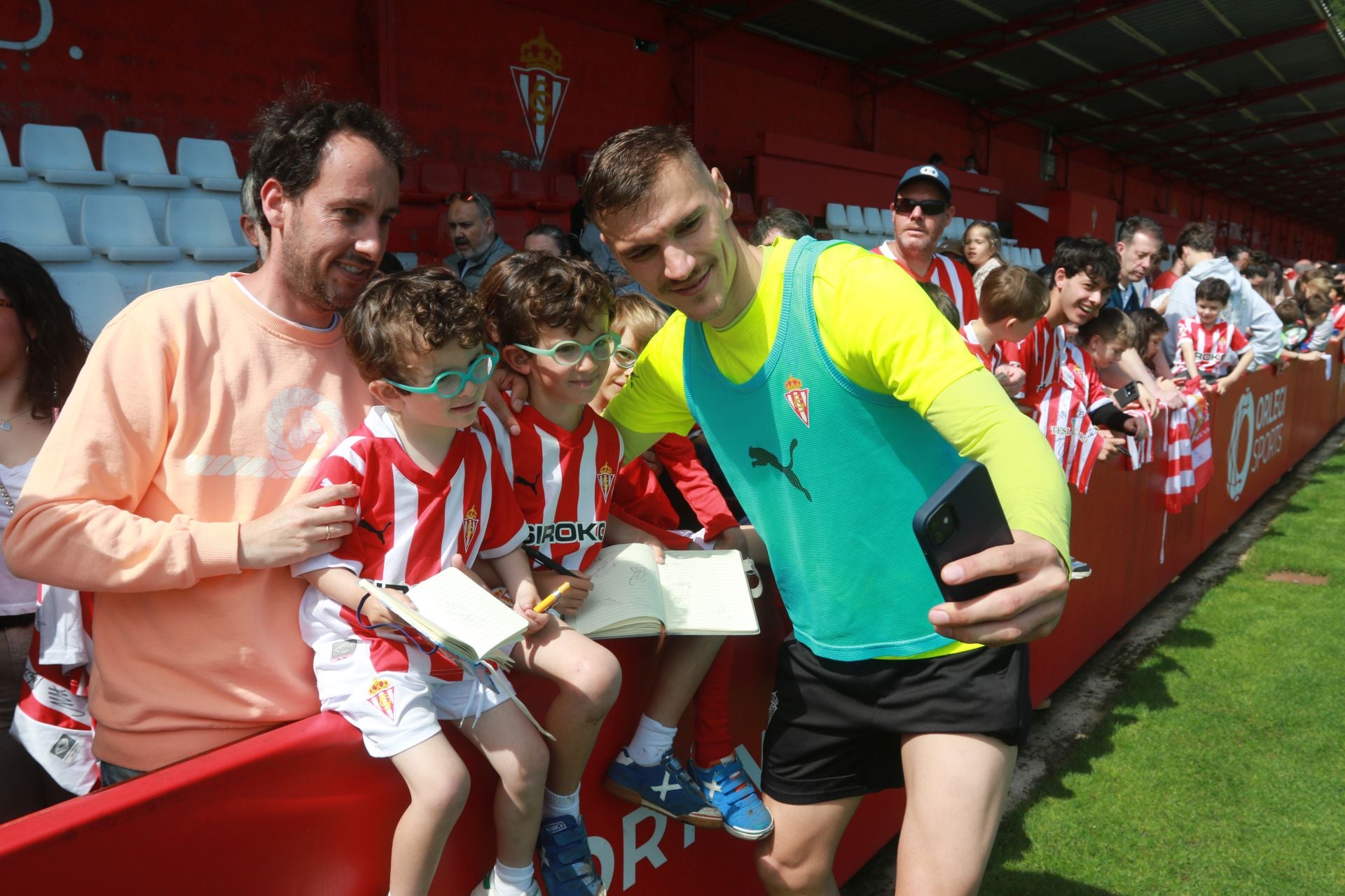 Los jugadores del Sporting de Gijón firman autógrafos a los aficionados