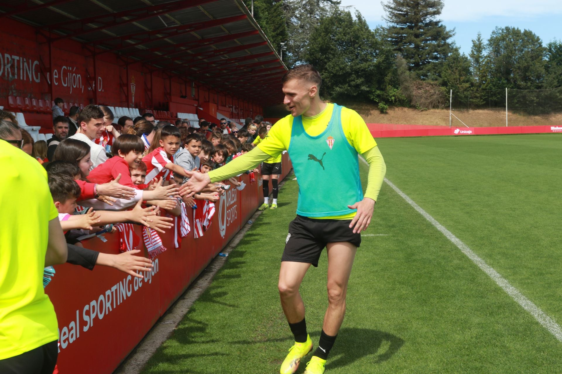 Los jugadores del Sporting de Gijón firman autógrafos a los aficionados