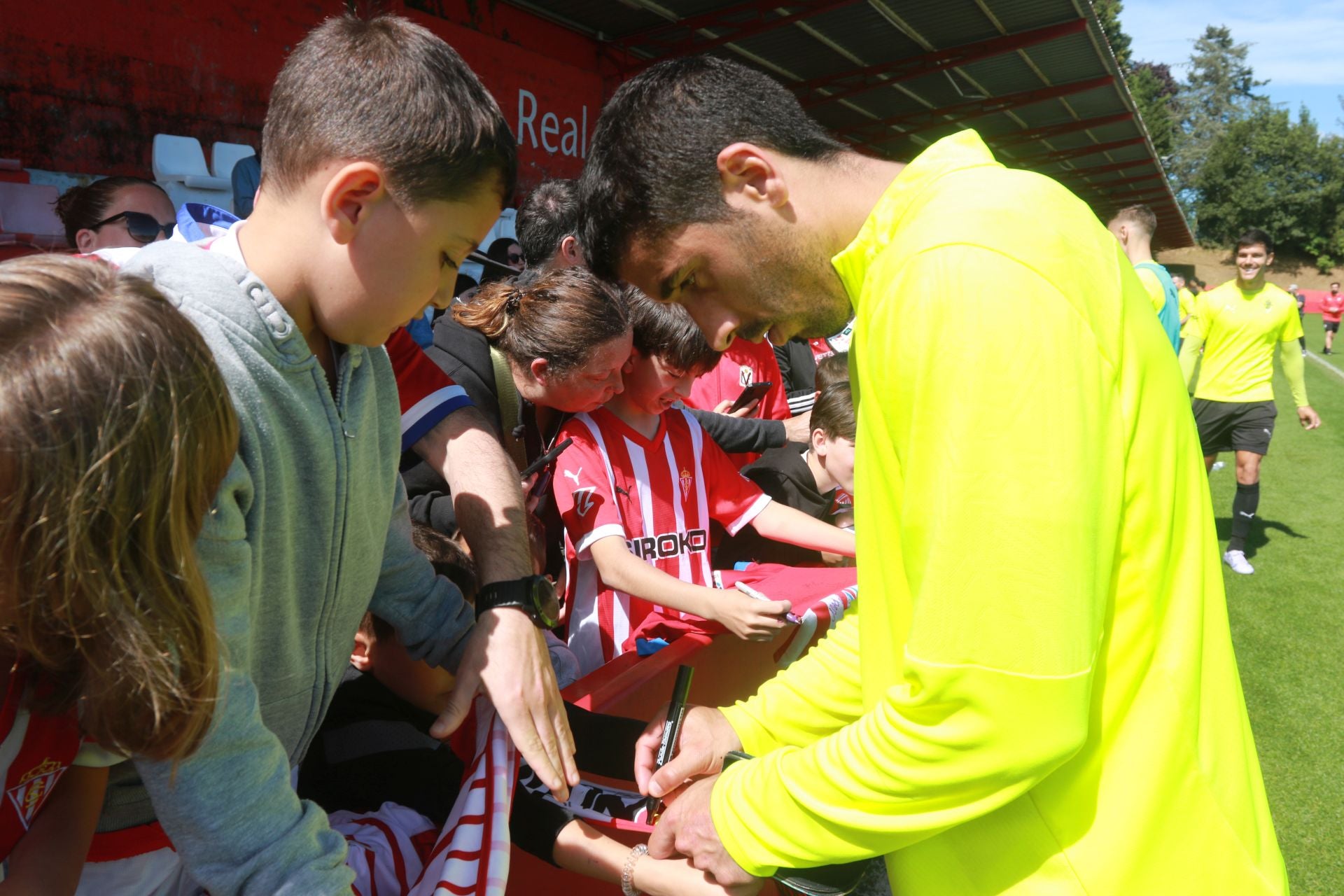 Los jugadores del Sporting de Gijón firman autógrafos a los aficionados