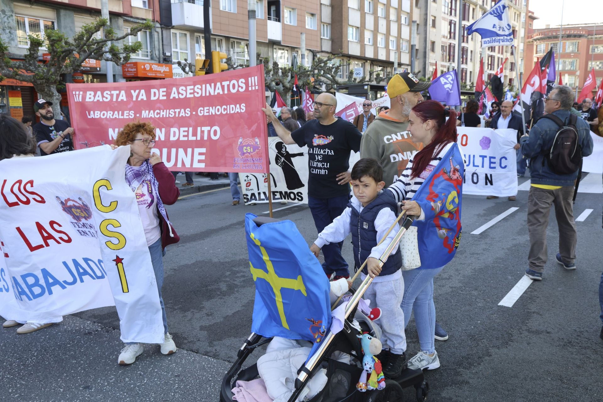 La manifestación de los sindicatos minoritarios el Día del Trabajo en Gijón, en imágenes
