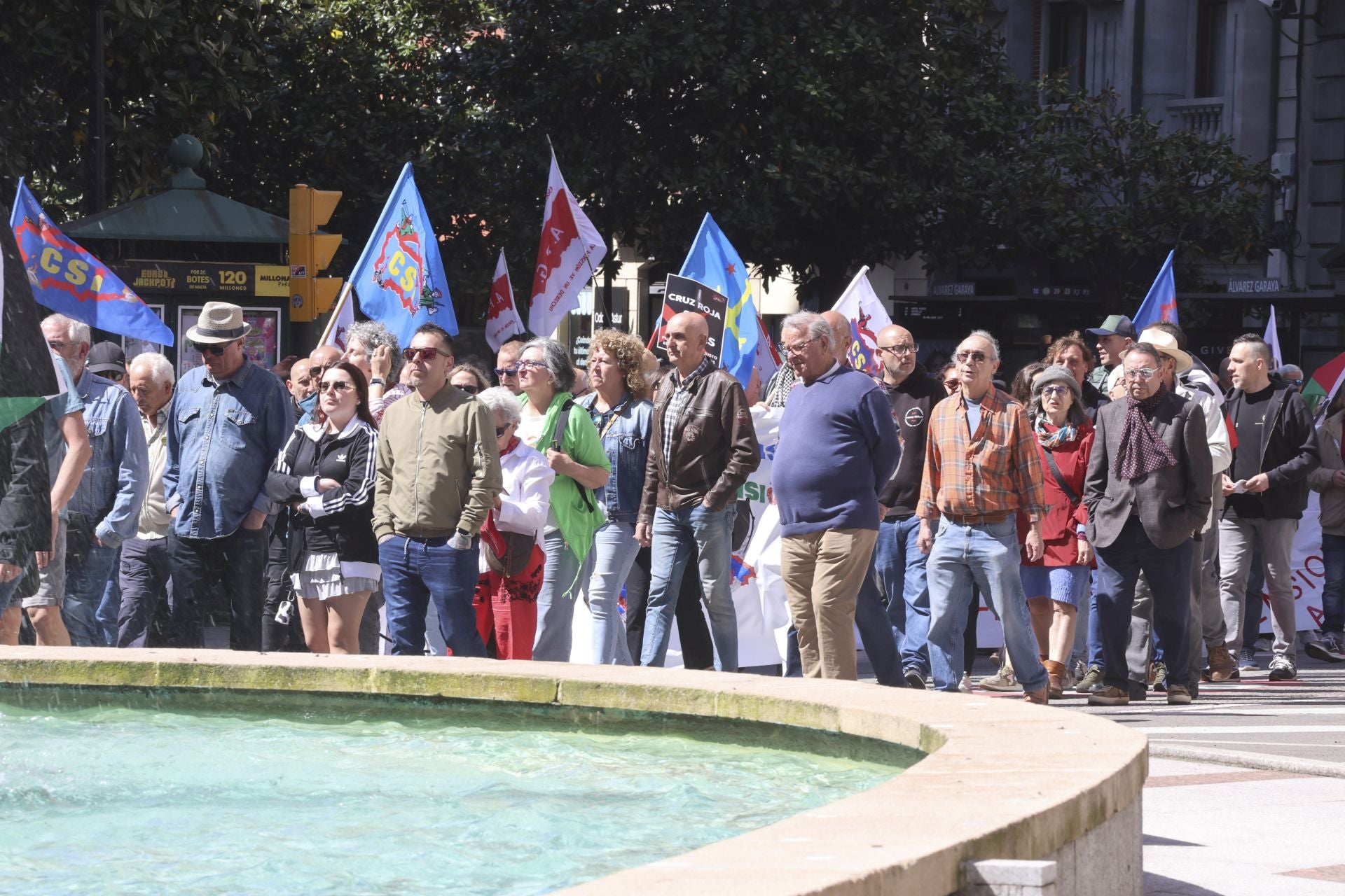La manifestación de los sindicatos minoritarios el Día del Trabajo en Gijón, en imágenes