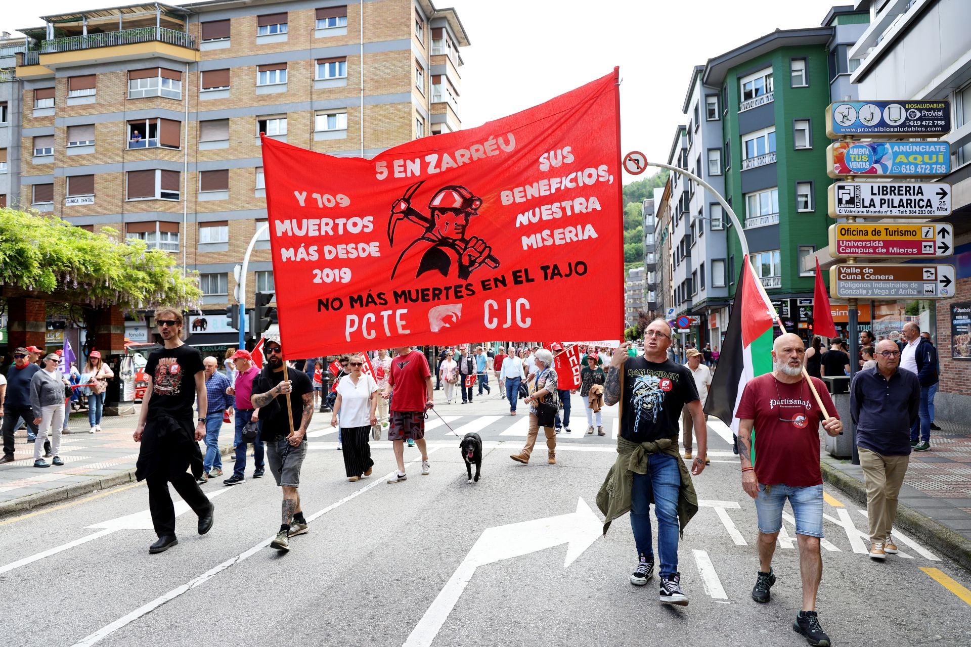 Mieres acoge una multitudinaria manifestación por el Primero de Mayo
