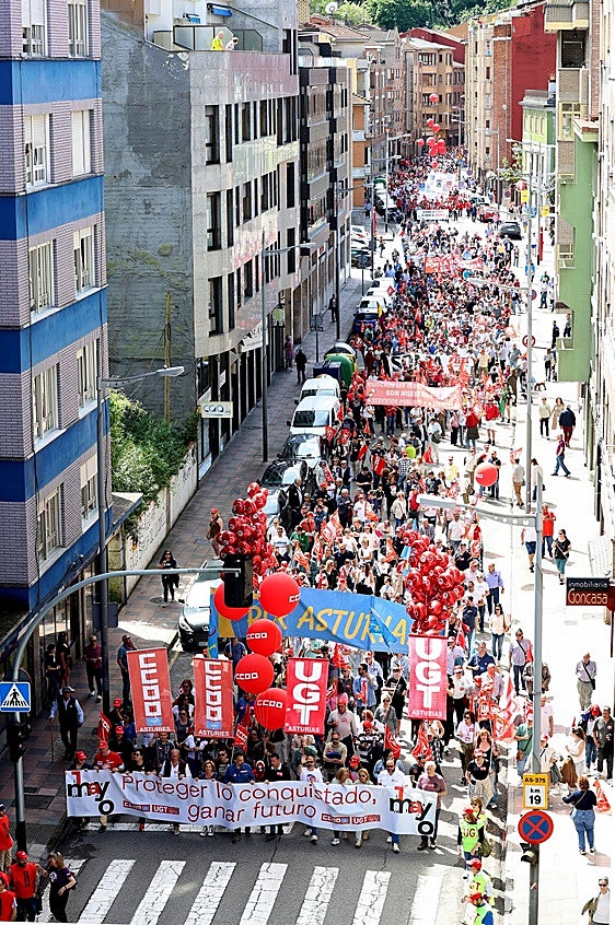 Mieres acoge una multitudinaria manifestación por el Primero de Mayo