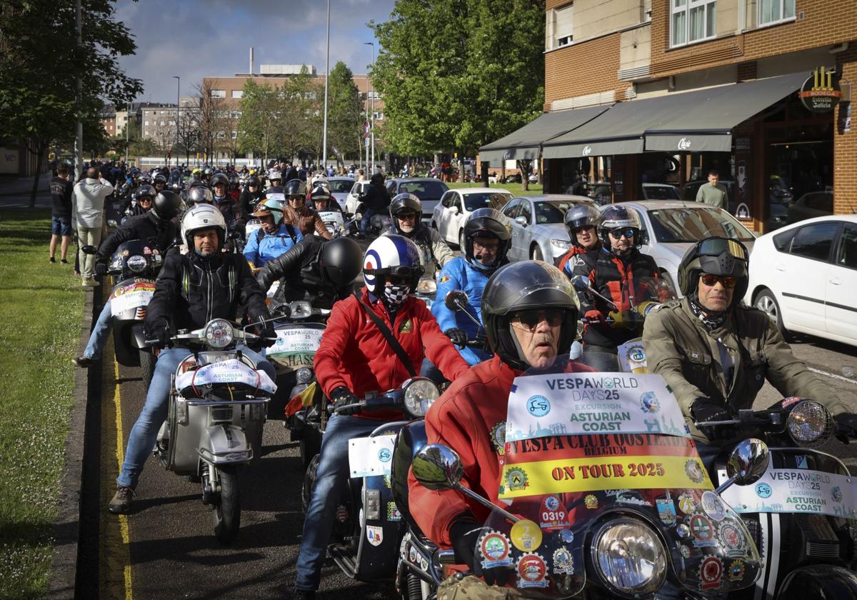 Los participantes de los Vespa World Days, en Gijón, a la salida de la primera ruta hacia Muros de Nalón.