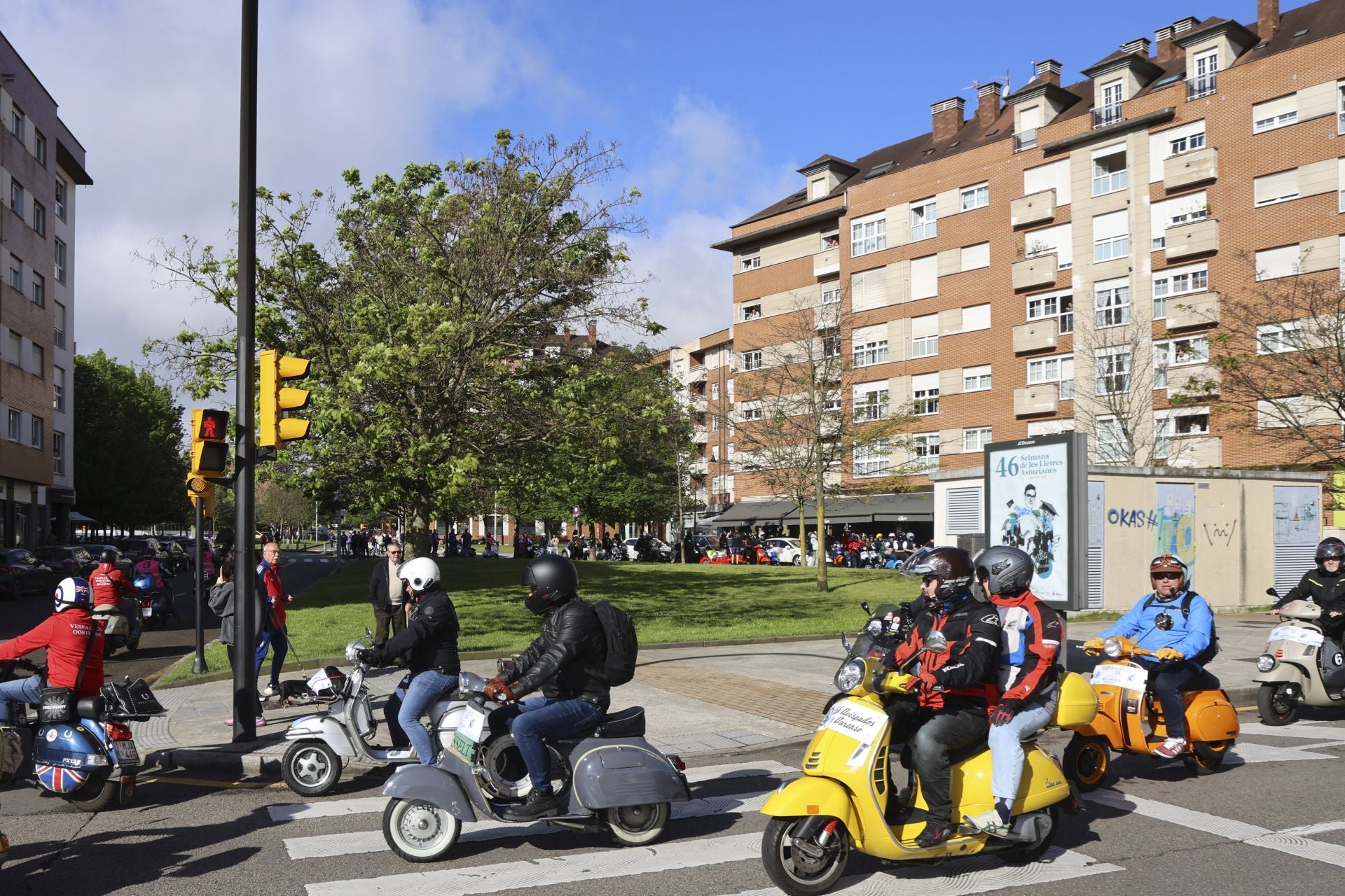 La ruta de las vespas invade Gijón