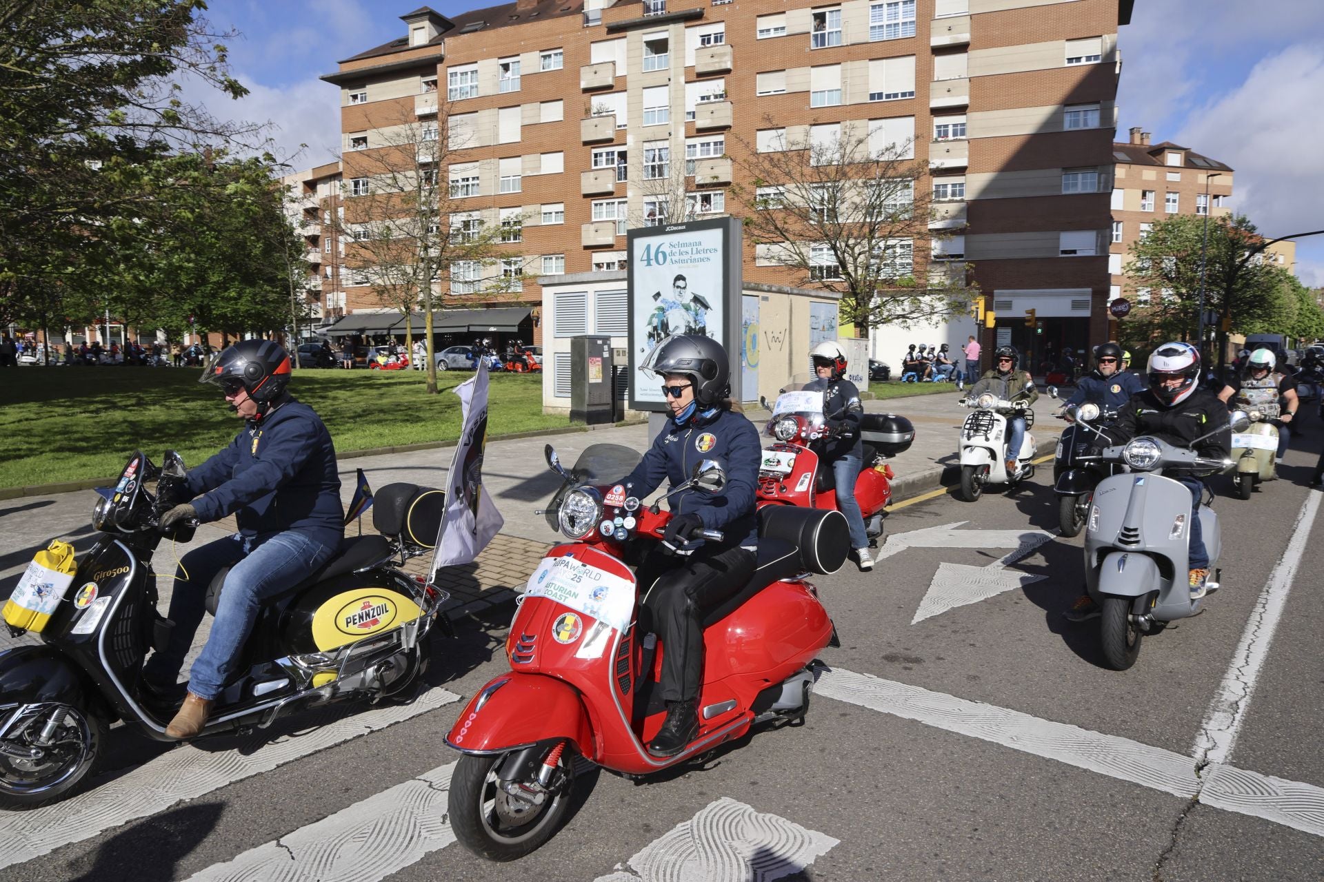 La ruta de las vespas invade Gijón