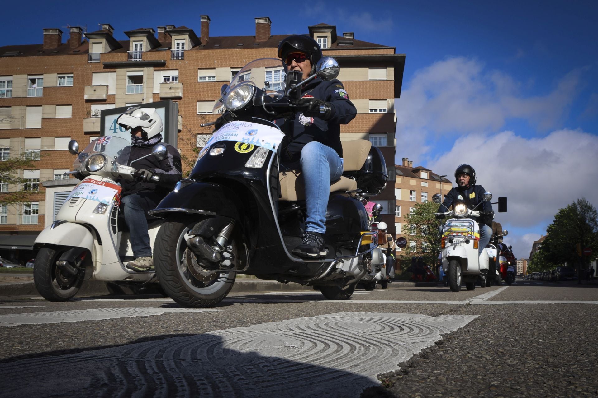 La ruta de las vespas invade Gijón
