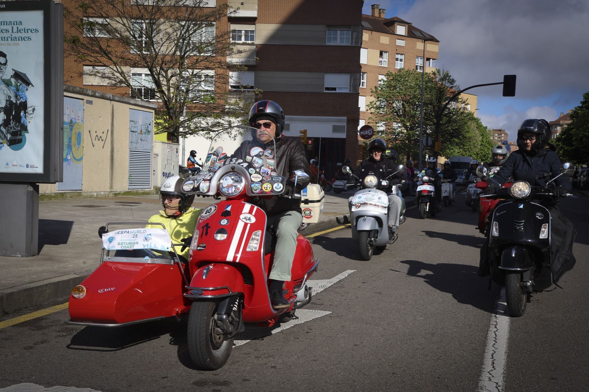 La ruta de las vespas invade Gijón