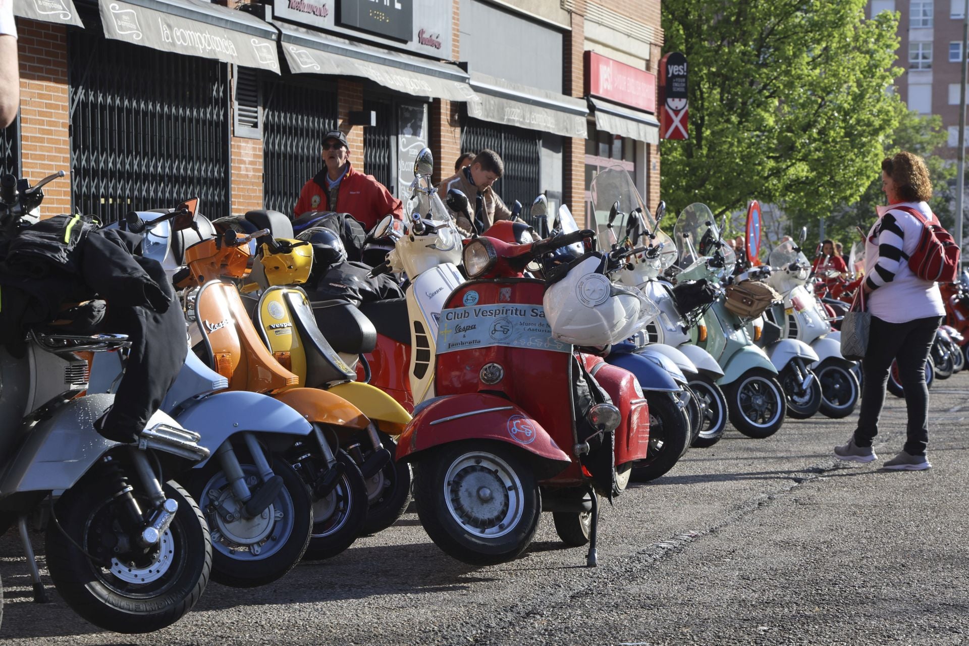 La ruta de las vespas invade Gijón