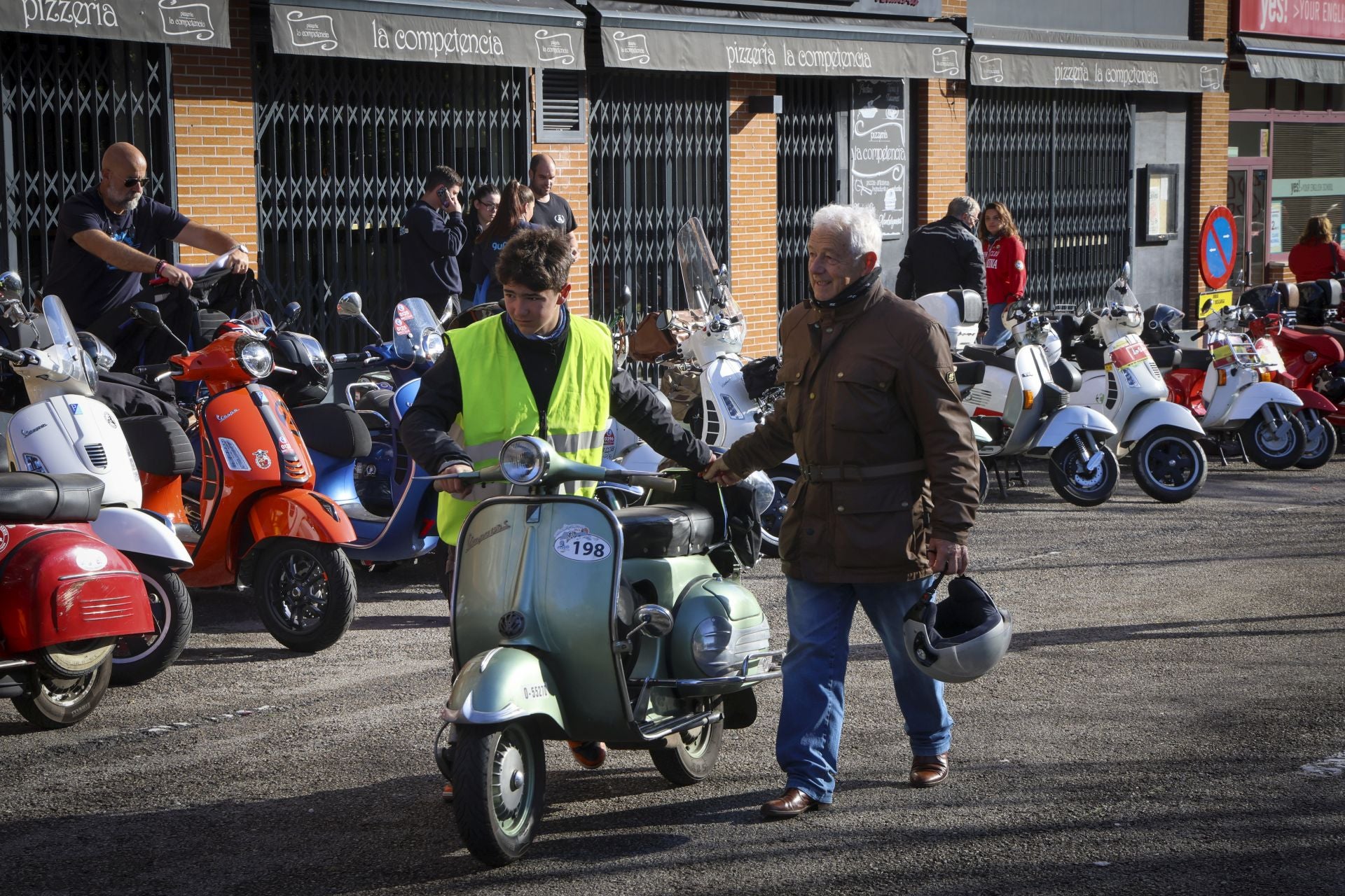 La ruta de las vespas invade Gijón