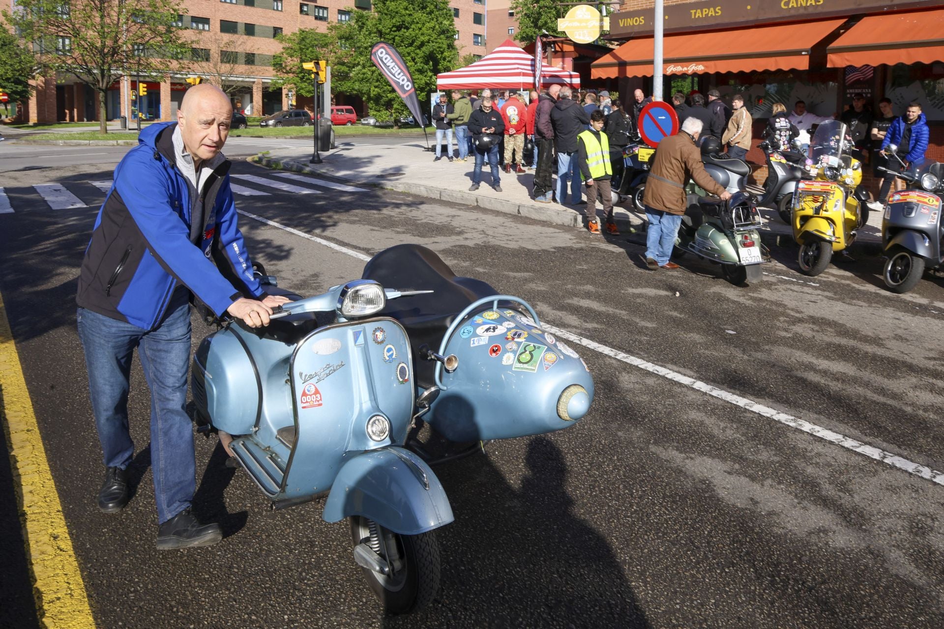 La ruta de las vespas invade Gijón