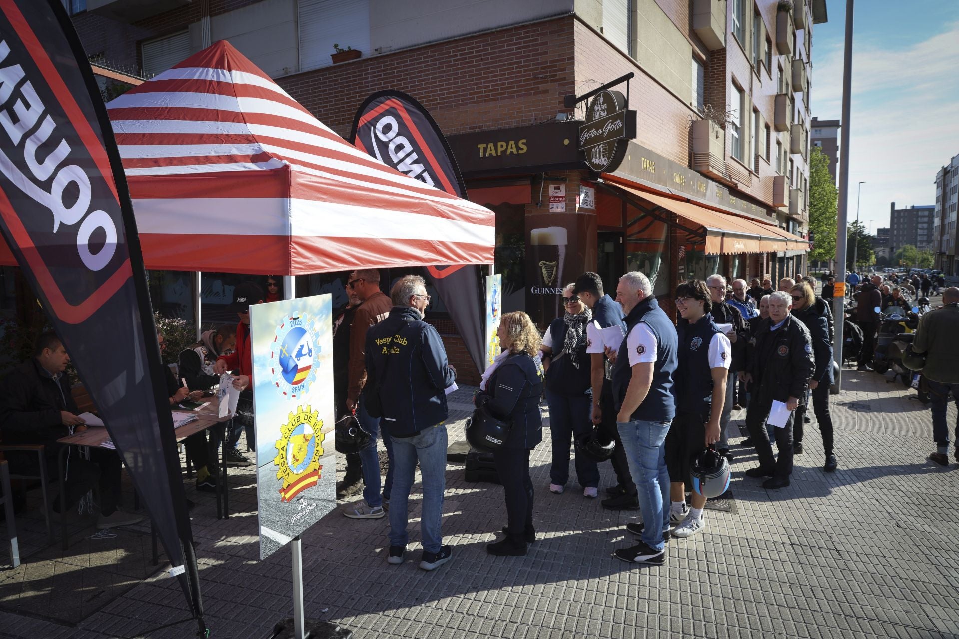 La ruta de las vespas invade Gijón
