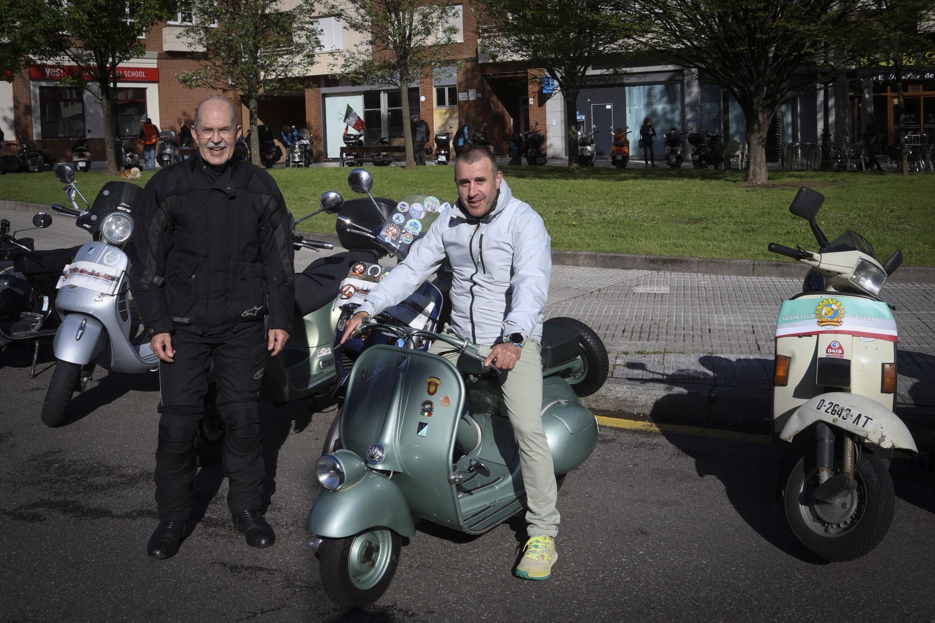 La ruta de las vespas invade Gijón