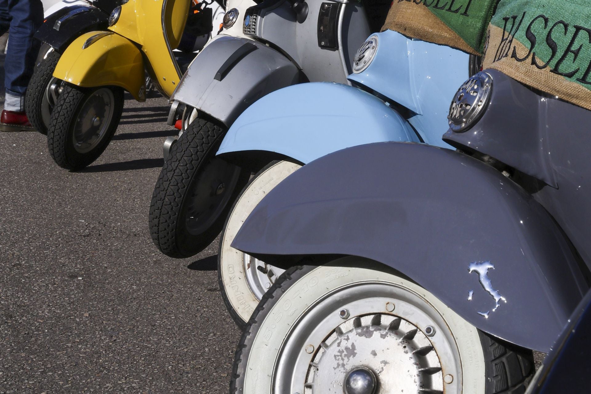 La ruta de las vespas invade Gijón