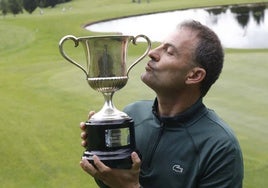 Rogelio Villanueva, con el Trofeo EL COMERCIO-ABANCA, en el campo del Villaciosa Golf.