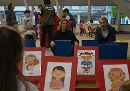 La edil de Educación Eva Iglesia, con Nacho Calviño, de la empresa Cometa Verde y de Unicef, en la plaza cubierta polesa.