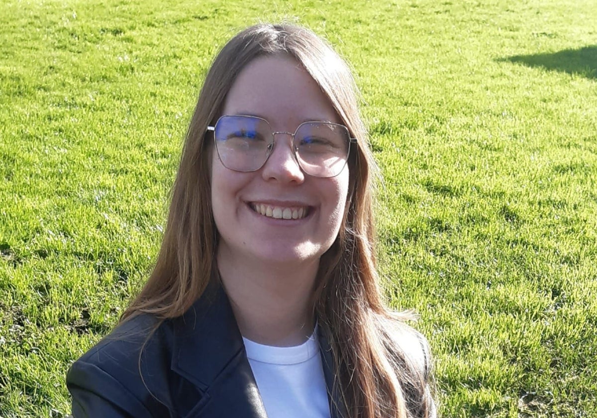 La gijonesa Carmen De-Bernardi, novelista de 19 años: «Me pellizco para comprobar que esto es real»
