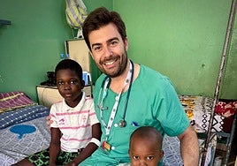 El pediatra Antonio Hedrera, con Pabelinho y el pequeño Mamadjan, en la planta pediátrica del Hospital Nacional Simão Mendes de Guinea-Bisáu.