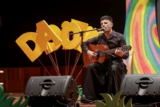 Rodrigo Cuevas, durante su emotiva actuación acústica.