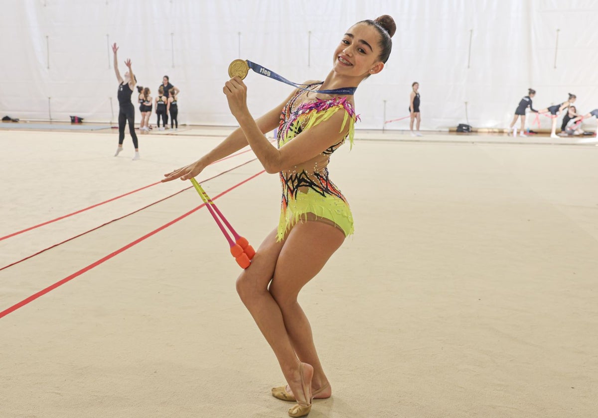 Laura Quero, con su medalla de oro en un entrenamiento del Valoe.