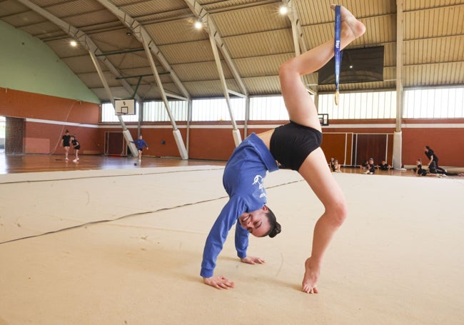 Nerea Corrales luce su medalla en un ejercicio de gimnasia en Piedras Blancas.