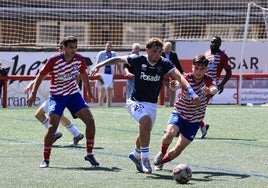 Un acción del derbi regional que protagonizaron la pasada jornada el Llanera y el Marino en el campo de Pepe Quimarán.