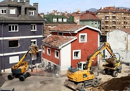 Labores de demolición de los edificios afectados tras la explosión de gas en el barrio de La Villa de Mieres.