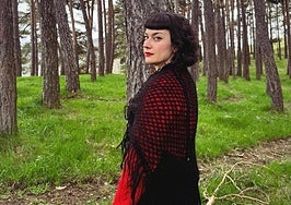 La escritora Raquel Presumido en un bosque como los de sus cuentos.