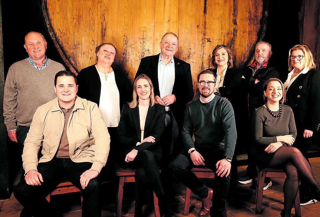 Por la izquierda, de pie, Lorenzo, Merche, Samuel, Yolanda (directora de ventas, marketing y restauración), Emilio y Jacqueline. Sentados, Emilio (jefe de bodega), Isabel (diretora financiera), Héctor (director de producción) y Eva (calidad), tercera y cuarta generación de Trabanco.