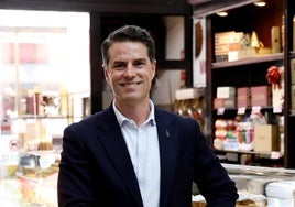 Francisco Gayoso. En la cuna. Atemperando chocolate.Con su padre, en la confitería.