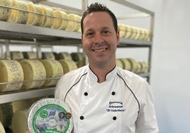 Juanjo Fernández sujeta un queso azul de leche de oveja y cabra de los que elabora en El Cabriteru.