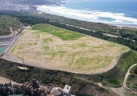Imagen de la balsa de jarofix de Asturiana de Zinc en donde irá ubicada la planta fotovoltaica.