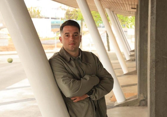 Jony Rodríguez, en Poniente, posando para EL COMERCIO después de la entrevista.