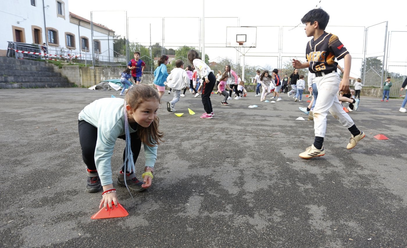 Los niños protagonizan la jornada festiva en Cenero con juegos tradicionales