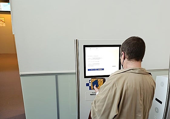 Una paciente obtiene su turno de consulta en el centro de salud de Luarca.