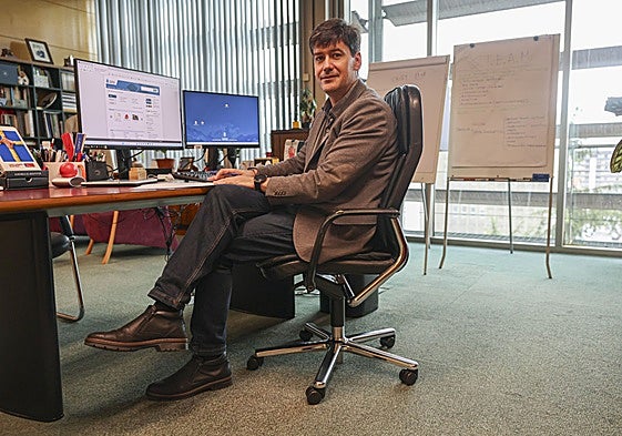 Borja Sánchez, en su despacho, en el Edificio Administrativo de Servicios Múltiples (EASMU), que abandonará en breve para trasladarse al inmueble de Plaza de España.