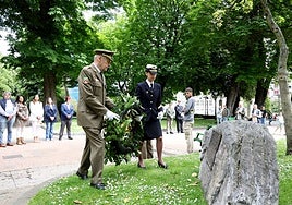 Los reservistas Jesús Suárez y Tania Canella colocan la corona de laurel en el monumento al Regimiento de Voluntarios de Asturias